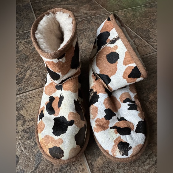 UGG Classic Mini Cow Print Pull On Boots- Big Kid’s Size 5 - Picture 1 of 9